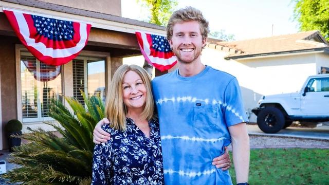 Pria Ini Rela Panjangkan Rambutnya Demi Sang Ibu, Alasannya Bikin Haru