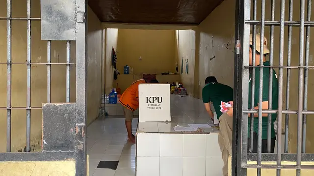 Potret para tahanan di Mapolresta Bandar Lampung melaksanakan pencoblosan surat suara pada Pilkada serentak 2024. Foto : (Istimewa).