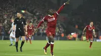 Gelandang Liverpool, Sadio Mane, merayakan gol ke gawang Manchester City pada laga Premier League di Stadion Anfield, Liverpool, Minggu (14/1/2018). Liverpool menang 4-3 atas City. (AFP/Oli Scarff)