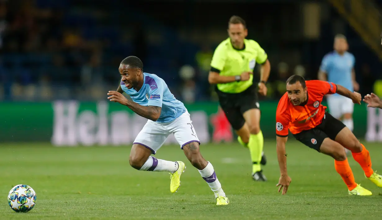 Striker Mancester City, Raheem Sterling berlari mengejar bola dalam laga pertama Grup C Liga Champions melawan Shakhtar Donetsk di Metalist Stadium, Rabu (18/9/2019). Manchester City sukses menghantam Shakhtar Donetsk dengan skor 3-0. (AP Photo/Efrem Lukatsky)
