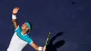 Petenis Spanyol, Rafael Nadal, melakukan servis ke arah petenis Jerman, Alexander Zverev, dalam kejuaraan tenis BNP Paribas Terbuka di Indian Wells Tennis Garden, California, (16/3/2016). (AFP/Robyn Beck)