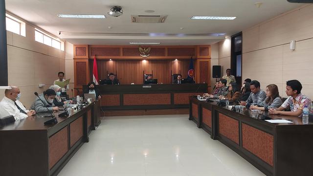 KPPU menjatuhkan denda ke PT Len Industri (Persero) sebesar Rp 6 miliar. Pasalnya, Len Industri dan Len Railway Systems terbukti bersekongkol dalam proyek persinyalan kereta api