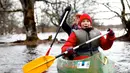 Ekspresi salah satu pengunjung saat bermain kayak di tengah banjir yang merendam padang rumput Taman Nasional Soomaa, Estonia, Minggu (17/3). Wisata banjir ini, menjadi daya tarik tersendiri bagi pengunjung. (Reuters/Ints Kalnins)