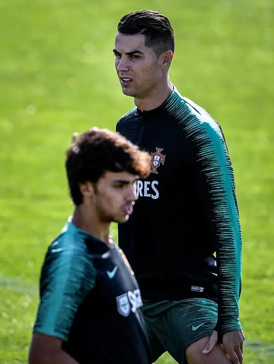 Penyerang Portugal Cristiano Ronaldo (kanan) dan Joao Felix latihan bersama jelang menghadapi Luksemburg pada laga kualifikasi Euro 2020 di Oeiras, Portugal, Rabu (9/10/2019). Portugal akan menghadapi Luksemburg di Estadio Jose Alvalade pada 12 Oktober 2019. (Patricia De Melo Moreira/AFP)