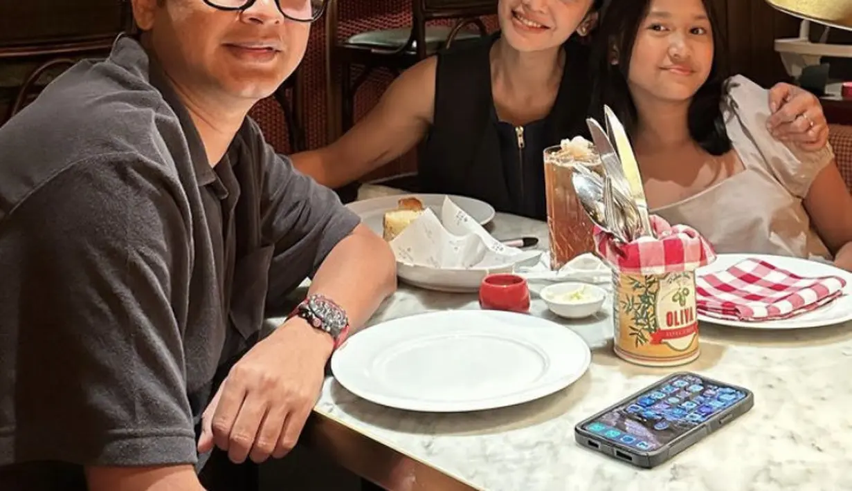 Masayu Anastasia dan Lembu pun kompak mengenakan pakaian hitam saat merayakan ulang tahun anaknya. @masayuanastasia