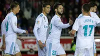Pemain Real Madrid, Isco (tengah) menyumbang satu gol saat melawan CD Numancia pada laga Copa Del Rey di Nuevo Estadio Los Pajaritos stadium, Soria, (4/1/2018). Madrid menang 3-0. (AFP/Cesar Manso)