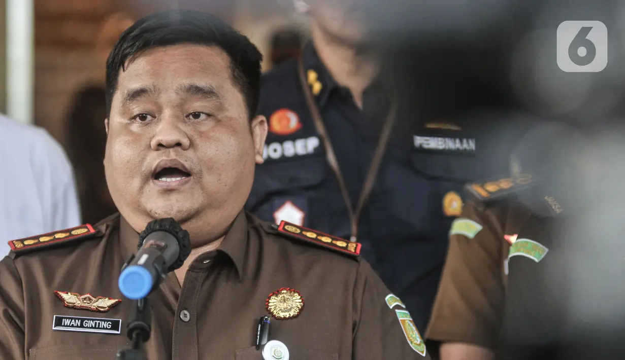 Kepala Kejakasaan Negeri Jakarta Barat Iwan Ginting memberikan keterangan kepada awak media usai menerima pelimpahan tahap II kasus narkoba Teddy Minahasa dkk di Kejaksaan Negeri Jakarta Barat, Rabu (11/1/2023). Penyidik Ditresnarkoba Polda Metro Jaya resmi melimpahkan berkas perkara kasus narkoba mantan Kapolda Sumatera Barat Irjen Pol Teddy Minahasa dan sejumlah tersangka ke Kejari Jakarta Barat. (merdeka.com/Iqbal S Nugroho)