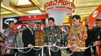 Menteri Perindustrian, Airlangga Hartarto memotong pita saat pembukaan Indonesia Motorcycle Show (IMOS) 2016 di JCC, Senayan, Jakarta, Rabu (2/11). Pameran IMOS 2016 diikuti oleh 39 peserta dan berlangsung dari 2- 6 November. (Liputan6.com/Angga Yuniar)
