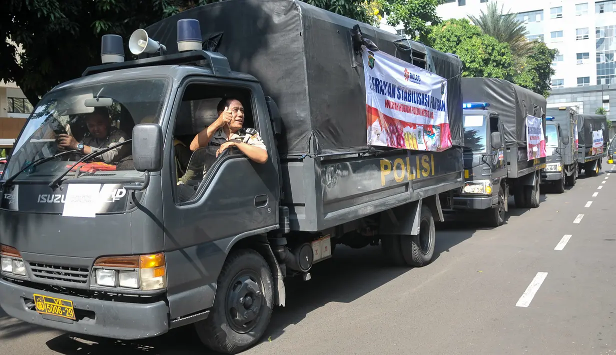 Sejumlah truk polisi berisi sembako pada peluncuran program Gerakan Stabilitas Pangan di halaman Polda Metro Jaya, Kamis (8/6). Polda Metro bersama Bulog dan Kemendag akan menggelar bazar murah di 40 titik wilayah hukum Polda. (Liputan6.com/Yoppy Renato)