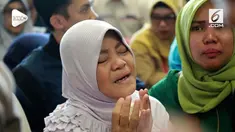 Keluarga penumpang pesawat Lion Air JT 610 berkumpul di bandara Depati Amir, Pangkal Pinang.