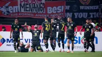 Pemain Barito Putera, Renan Da Silva Alves (ketiga kiri) melakukan selebrasi bersama rekannya setelah mencetak gol penyeimbang 1-1 saat laga lanjutan BRI Liga 1 2023/2024 antara Persija Jakarta melawan Barito Putera di Stadion Patriot Candrabhaga, Bekasi, Sabtu (07/10/2023). (Bola.com/Bagaskara Lazuardi)