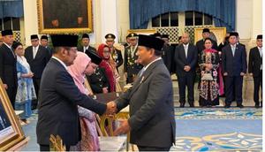 Momen anak Soeharto terima anugerah gelar Pahlawan Nasional sang ayah. [IG: @titiek.soeharto_fans]