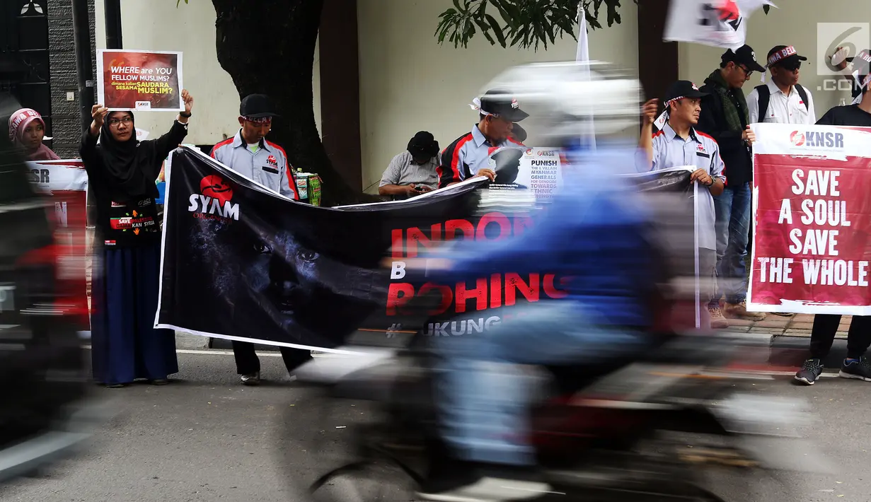 Komite Nasional Solidaritas Rohingya menggelar aksi di depan Kantor Duta Besar Myanmar, Jakarta, Rabu (5/12). Puluhan ribu etnis Rohingya terpaksa mengungsi ke sejumlah negara untuk menghindari konflik. (Liputan6.com/JohanTallo)