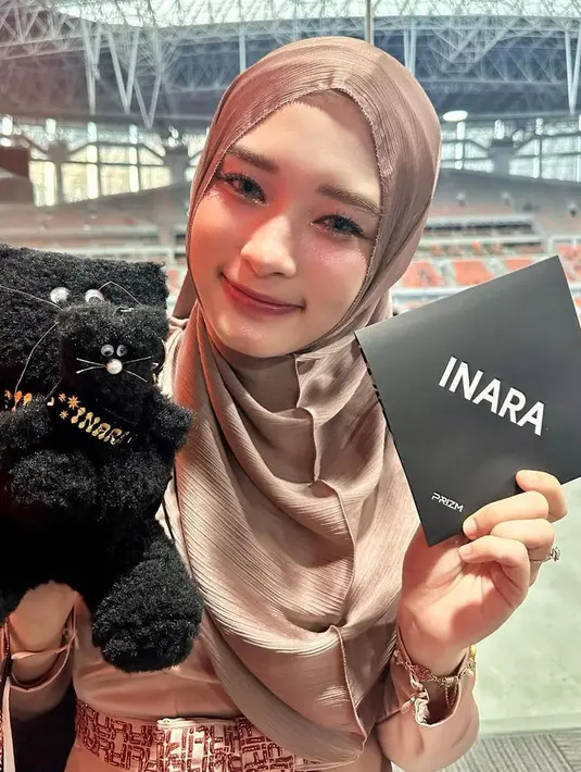Inara Rusli hadir di Jakarta International Stadium pada (6/1/23) untuk menyaksikan gelaran Golden Disk Award. Pada kesempatan tersebut ia tampil dengan gaya earth tone nya.  [@mommy_starla]