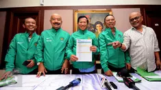 Ketua Komite Pemilihan PSSI, Agum Gumelar (tengah) menunjukan rekap putusan bakal calon ketua dan wakil ketua PSSI di Jakarta, Sabtu (10/9). Delapan nama bakal calon ketua umum PSSI diumumkan lolos verifikasi. (Liputan6.com/Helmi Fithriansyah)