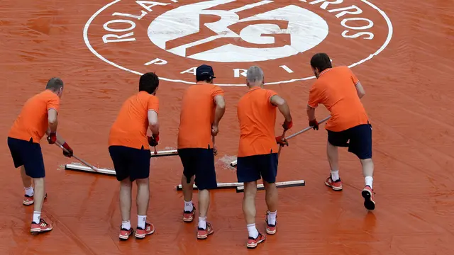 Sibuknya Para Pekerja Mengepel Lapangan di Turnamen Prancis Terbuka