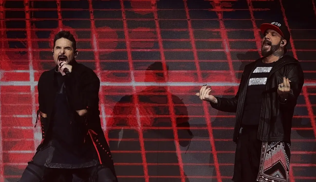 "Terima kasih telah bernyanyi bersama. Ini kali pertama saya tampil di sini. Terima kasih untuk semua cintanya malam ini, terimakasih Jakarta," ujar Kevin Richardson dari atas panggung.  (Bambang E Ros/Fimela.com)