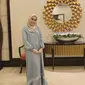 Meski mengenakan gamis polos berwarna biru cerah ini, Ayu Ting Ting tetap cantik menebarkan senyumannya pada penggemar. (Liputan6.com/Instagram/@ayutingting92)