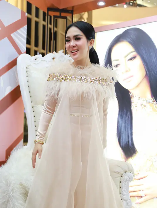 Pemilik album (Princess Syahrini 2016) itu mengungkapkan rasa syukurnya bisa tampil cantik tanpa harus mendatangi dokter kecantikan dengan menjalani perawatan khusus.  (Adrian Putra/Bintang.com)