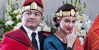 Artis cantik Rianti Cartwright menggelar pernikahan dengan adat Batak setelah 13 tahun menikah. Berikut potret pernikahan upacara mangadati yang digelar pada Selasa 12 September 2023. [Instagram/riantic]