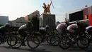 Etape keempat Internasional Tour De Banyuwangi Ijen berjarak 140,5 kilometer. Tampak sejumlah pebalap melintasi jalan Simpang Lima Kabupaten Banyuwangi, Jawa Timur, (19/10/2014).  (Liputan6.com/Helmi Fithriansyah)
