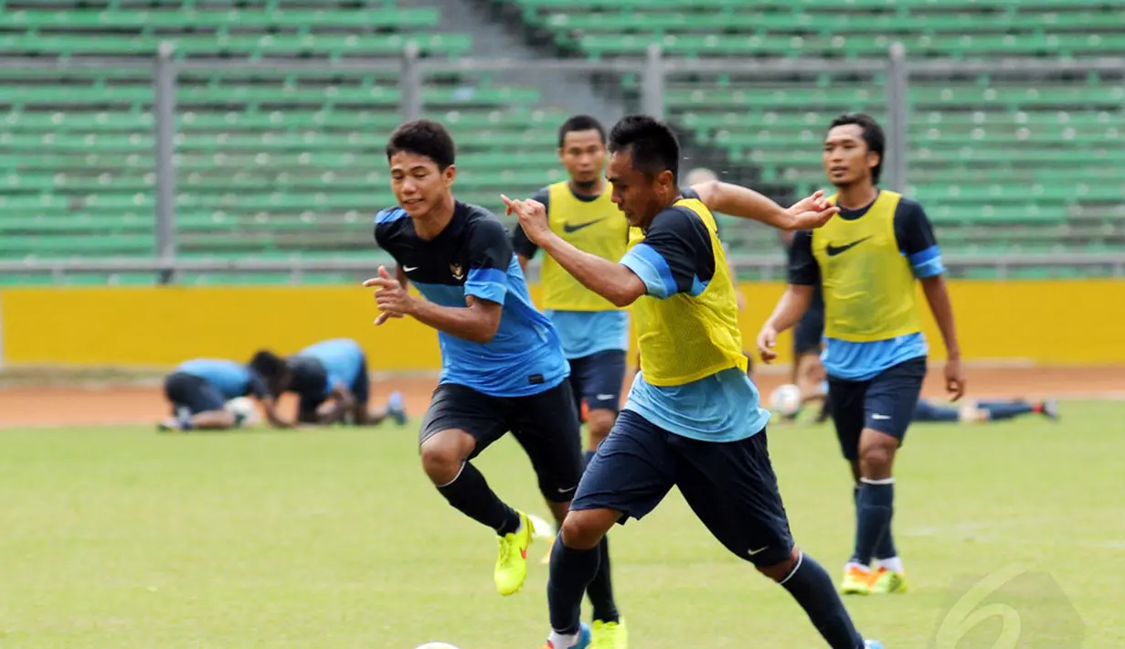 Achmad Jufriyanto (kiri) berusaha mengejar Dedi Hartono (kedua dari kanan) saat berlatih bersama timnas senior Indonesia di Stadion GBK, Jakarta, (12/11/2014). (Liputan6.com/Helmi Fithriansyah)