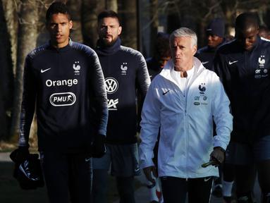 Pelatih Prancis, Didier Deschamps, saat sesi latihan jelang laga kualifikasi Piala Eropa 2020 di Clairefontaine, Paris, Rabu (20/3). Prancis akan berhadapan dengan Moldova. (AP/Christophe Ena)