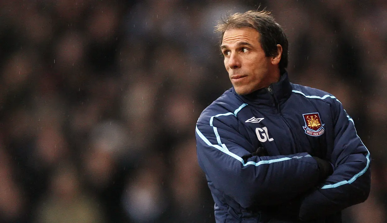 Gianfranco Zola - Zola menjelma jadi pemain hebat dibawah bimbingan Diego Maradona saat berada di Napoli. Zola turut membawa Napoli meraih Scudetto pada musim 1989/90, namun terpaksa dijual akibat problem finansial klub. (AFP/Glyn Kirk)