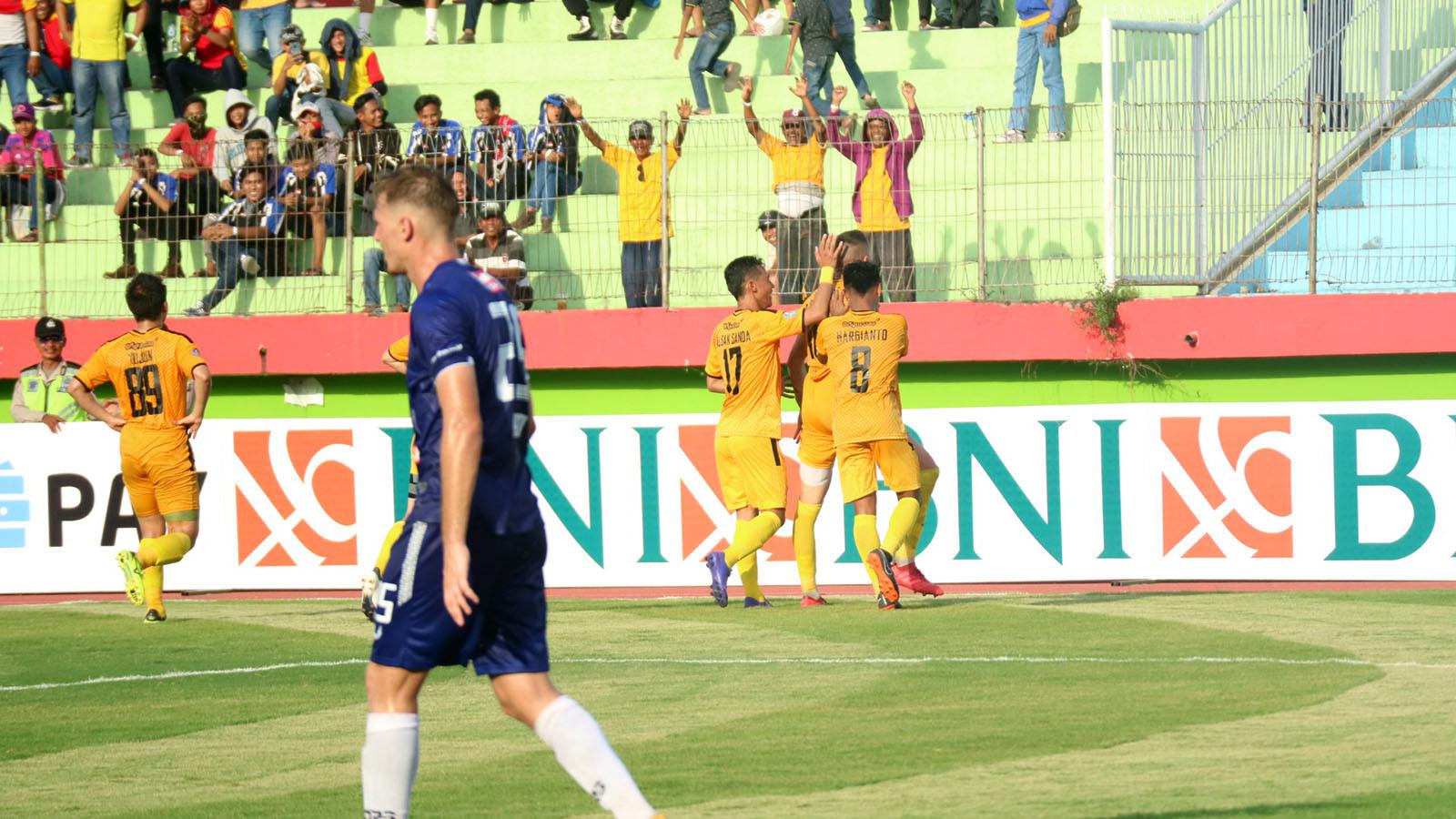 Duel Bhayangkara FC vs PSIS di Stadion Gelora Delta, Sidoarjo, Sabtu (7/4/2018). (Bola.com/Aditya Wany)