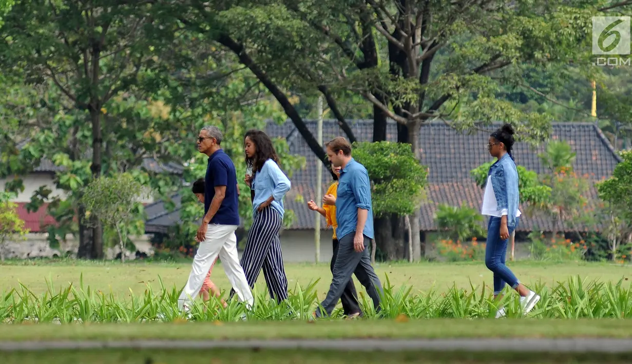 Mantan Presiden Amerika Serikat, Barack Obama (kaus biru) bersama keluarga meninggalkan kawasan Candi Prambanan, Yogyakarta, Kamis (29/6). Barack Obama beserta keluarga mengunjungi sejumlah tempat di Yogyakarta. (Liputan6.com/Helmi Fithriansyah)