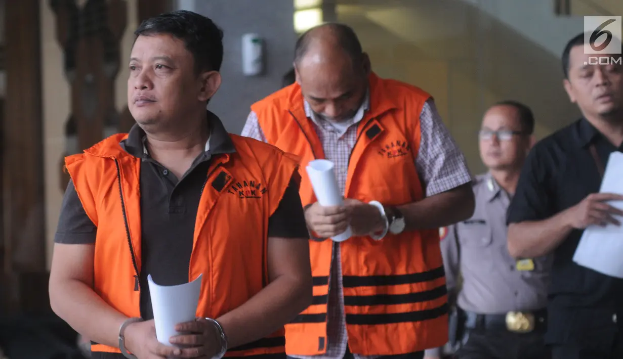 Staf Kemenpora Eko Triyanto (kiri) dan Deputi IV Kementerian Pemuda dan Olahraga Mulyana (tengah) usai menjalani pemeriksaan oleh penyidik di Gedung KPK, Jakarta, Selasa (12/3). (merdeka.com/Dwi Narwoko)