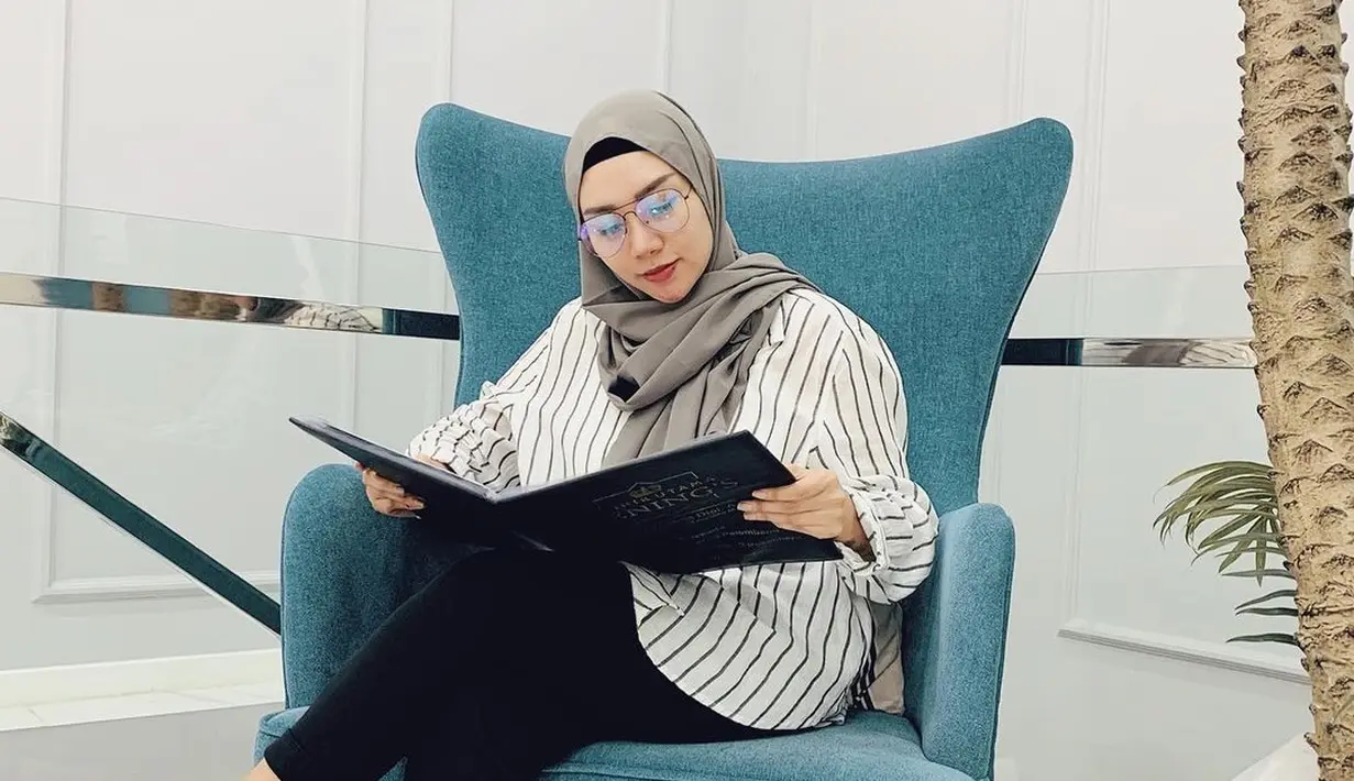 Iva Lola sebelumnya dikenal sebagai salah satu personel Trio Macan formasi pertama. Grup vokal asal Jombang, Jawa Timur ini membawa nama Iva sebagai pedangdut papan atas hingga saat ini. (Liputan6.com/IG/@ivalola.ilo).