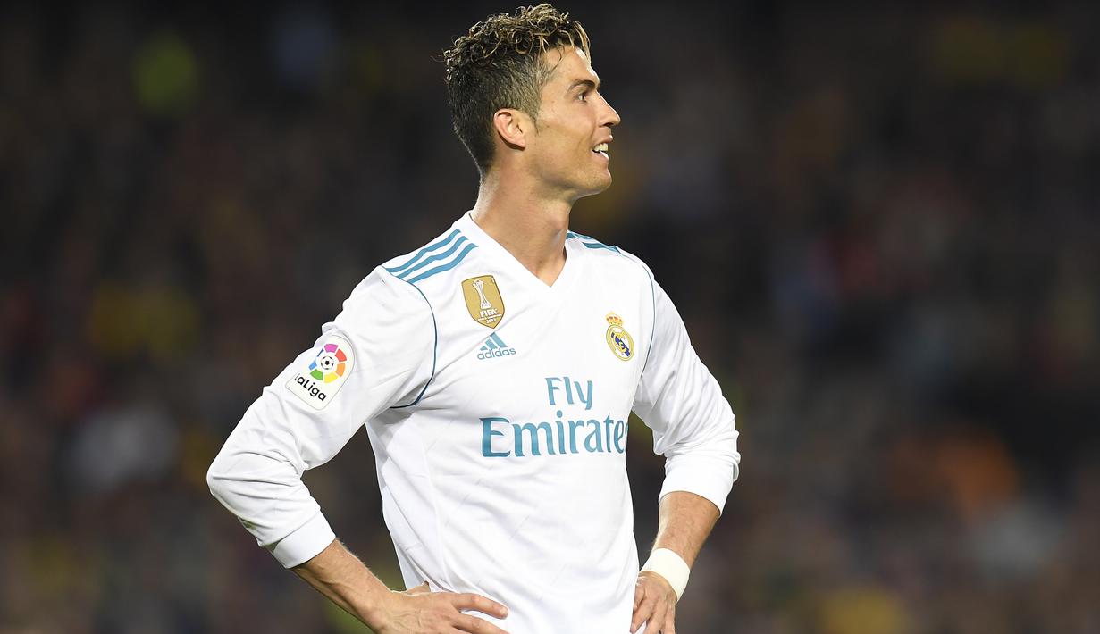 Bintang Real Madrid, Cristiano Ronaldo menempati posisi kedua top scorer La Liga Santander 2017-2018. Ronaldo mengoleksi 26 gol atau tertinggal delapan gol dari Lionel Messi. (AFP/Lluis Gene)