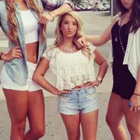 Punya tubuh pendek, beberapa cewek kerap merasakan hal ini, nih. Relate, nggak, sama kamu? (Via: theodysseyonline.com)