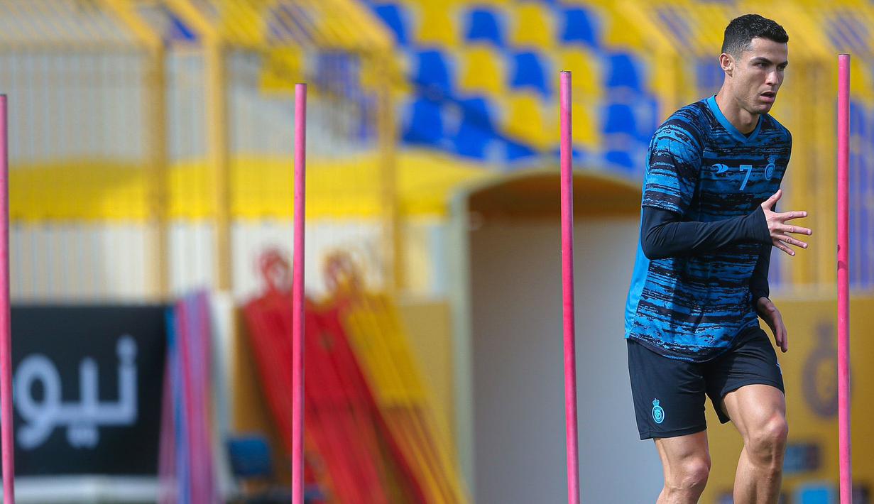 Crsitiano Ronaldo tampak serius mengikuti sesi latihan bersama Al Nassr. (Twitter Al Nassr FC)