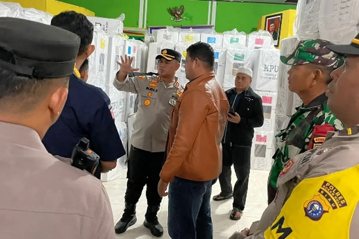 Kepala Polres Rokan Hulu AKBP Budi Setiyono mengecek logistik Pemilu 2024 yang sudah dikirim dari PPS ke kantor kecamatan.