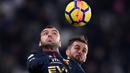 Pemain Genoa, Goran Pandev (kiri) menghalau bola dari jangkauan pemain Juventus, Miralem Pjanic pada lanjutan Serie A di Allianz stadium, Turin, (22/1/2018). Juventus menang tipis 1-0.  (AFP/Marco Bertorello)