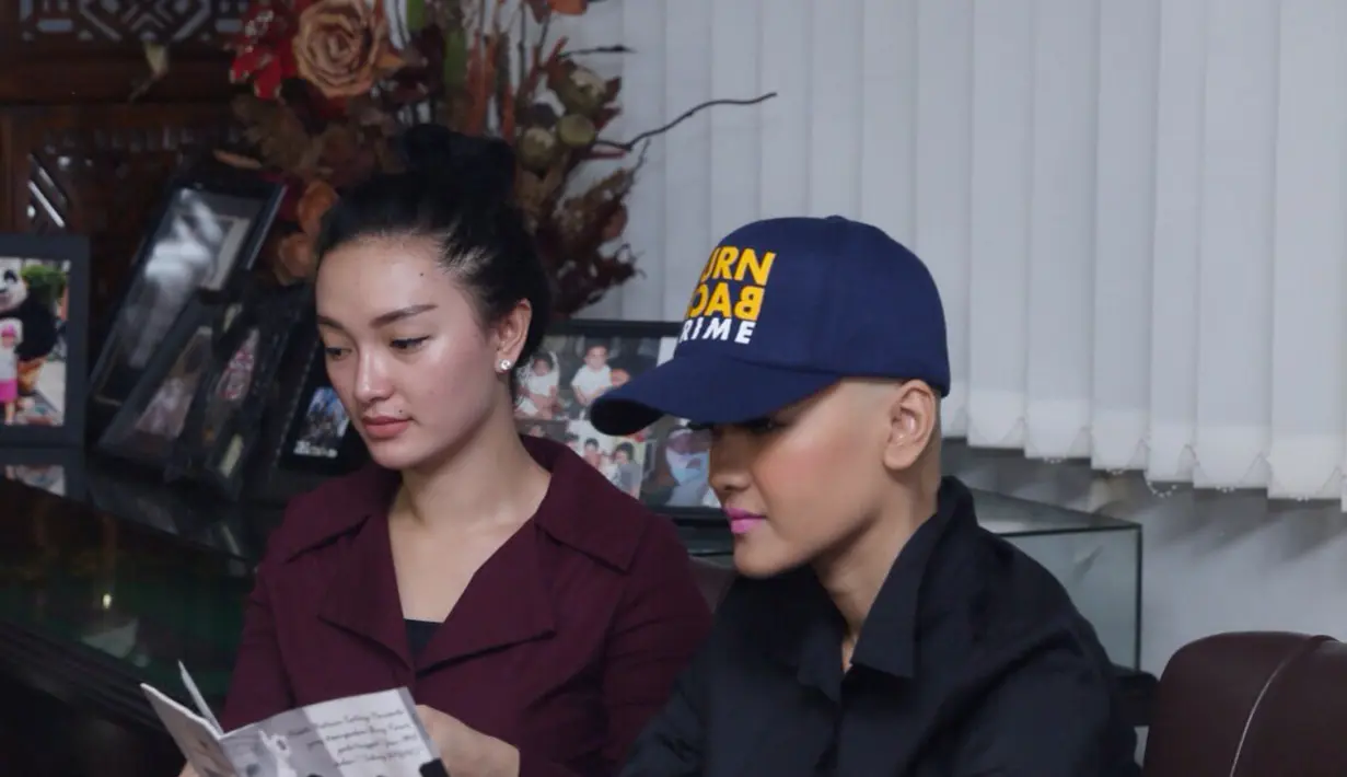 Jupe sedang membuka-buka buku pemberian Ketua Pendiri Yayasan Soekarno tersebut. Sedangkan pedangdut asal Cikarang itu terlihat tegang.  (Andy Masela/Bintang.com)