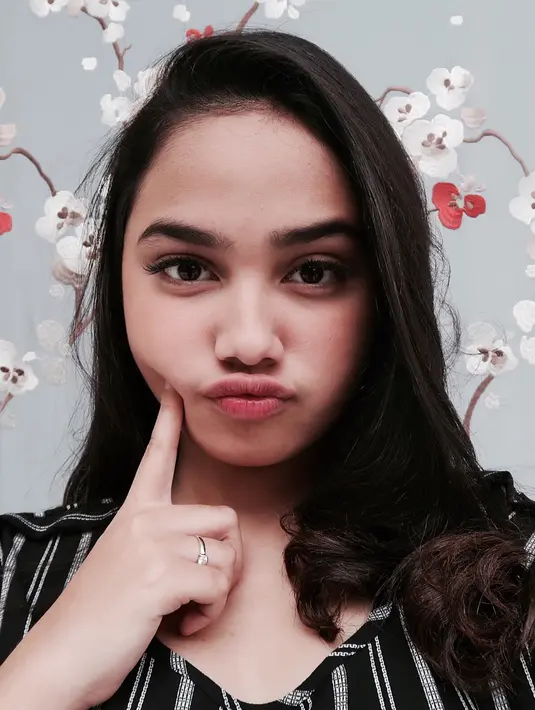 Lantaran mempunyai wajah yang imut, Syifa Hadju kerap mendapatkan peran sebagai anak sekolah. (Foto: instagram.com/syifahadjureal)