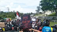 Unjuk Rasa menolak Omnibus Law Undang-undang Cipta Kerja di Sulawesi Barat (Foto: Liputan6.com/Abdul Rajab Umar)
