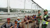 Anggota TNI berjaga di titik pelemparan batu di Tol Jagorawi (Merdeka.com/Ronald)