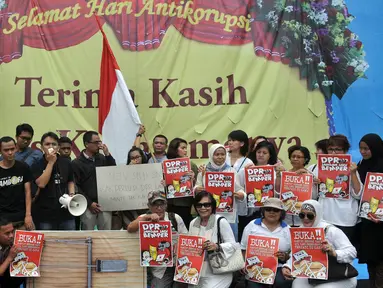 Puluhan orang yang tergabung dalam Koalisi Masyarakat Sipil Anti Korupsi peringati hari anti korupsi yang jatuh besok 9 desember dengan menggelar mimbar dan orasi di depan gedung DPR, Jakarta, Selasa (12/8). (Liputan6.com/Johan Tallo)