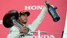 Pembalap Mercedes, Lewis Hamilton mengangkat trofi setelah memenangi Formula Satu (F1) Grand Pix Jepang di Sirkuit Suzuka, Jepang (7/10). Dengan kemenangan ini, Hamilton unggul 67 poin atas pesaing terdekatnya, Sebastian Vettel. (AP Photo/Ng Han Guan)
