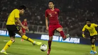 Bek Timnas Indonesia, Ricky Fajrin, berusaha menghalau bola saat melawan Malaysia pada laga Kualifikasi Piala Dunia 2022 di SUGBK, Jakarta, Kamis (5/9). Indonesia kalah 2-3 dari Malaysia. (Bola.com/Vitalis Yogi Trisna)