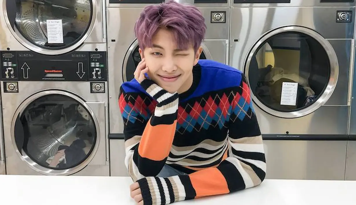 RM BTS dikenal sebagai idol yang punya kepintaran di atas rata-rata. Ia punya nilai TOEIC yang mencapai 850 saat ia masih kelas 2 SMP. (Foto: Soompi.com)