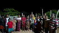 Kapolres Belu, AKBP Richo Nataldo Devallas Simanjuntak pose bersama warga dusun Weberliku, Kabupaten Belu, NTT (Liputan6.com/Ola Keda)