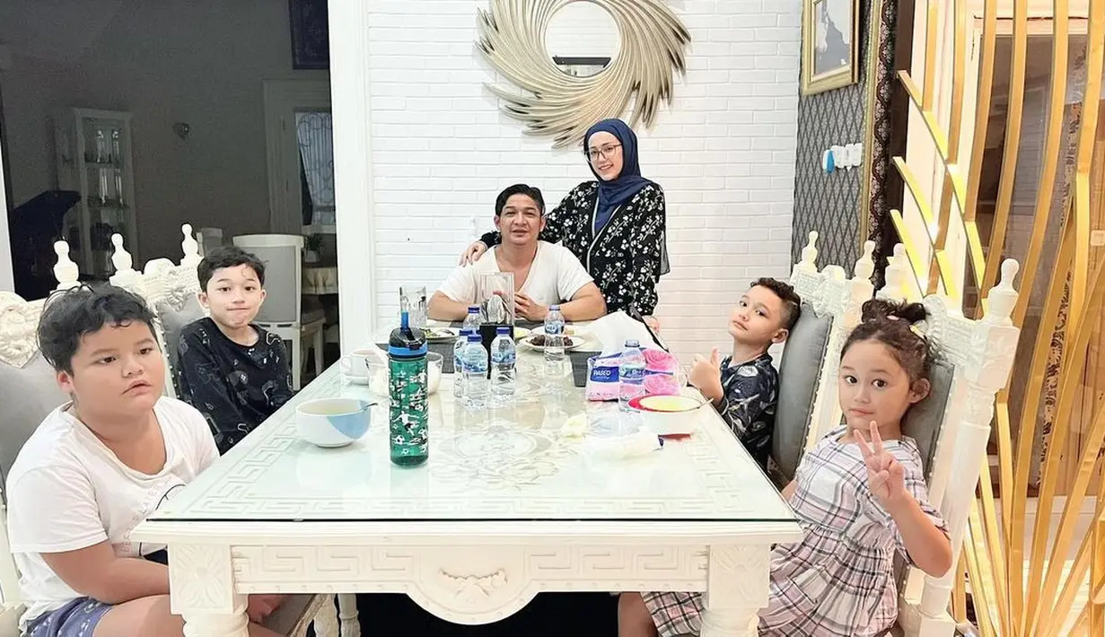 Menikmati momen sahur bersama di hari pertama puasa. Meski masih kecil-kecil, anak Pasha dan Adelia juga belajar untuk berpuasa. [Instagram/pashaungu_real01]