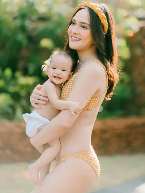 5 Potret Shandy Aulia Momong Bayi Pakai Bikini News Entertainment Fimela Com