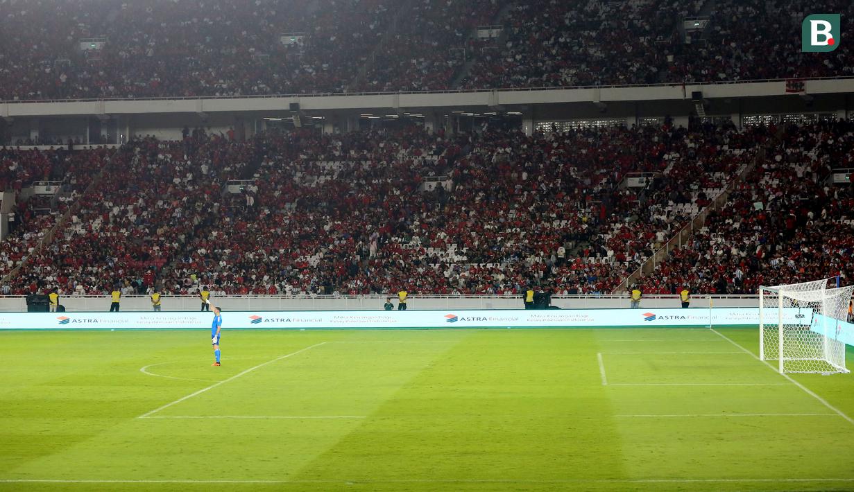 Kiper Argentina, Emiliano Martinez saat laga FIFA Matchday melawan Timnas Indonesia di Stadion Utama Gelora Bung Karno (SUGBK), Senayan, Jakarta, Senin (19/06/2023). (Bola.com/M Iqbal Ichsan)