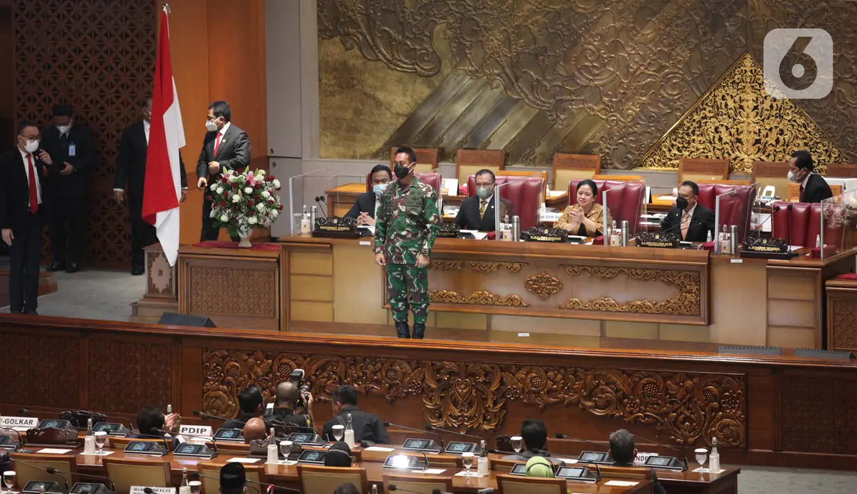 Calon Panglima TNI Jenderal TNI Andika Perkasa (tengah) saat mengikuti Sidang Paripurna di Kompleks Parlemen, Jakarta, Senin (8/11/2021). DPR menyepakati penetapan Jenderal TNI Andika Perkasa sebagai Panglima TNI setelah melalui uji kepatutan dan kelayakan di Komisi I DPR. (Liputan6.com/Johan Tallo)